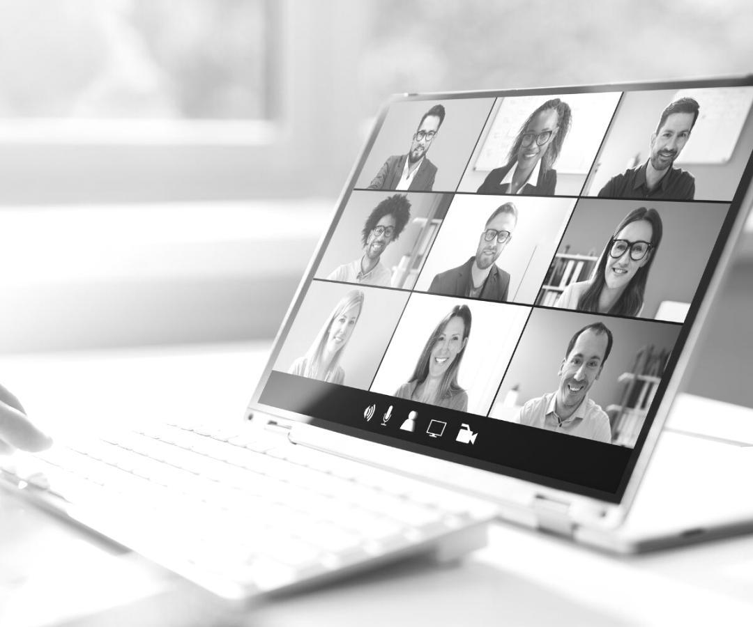 Estudiantes trabajando en proyectos de Unity